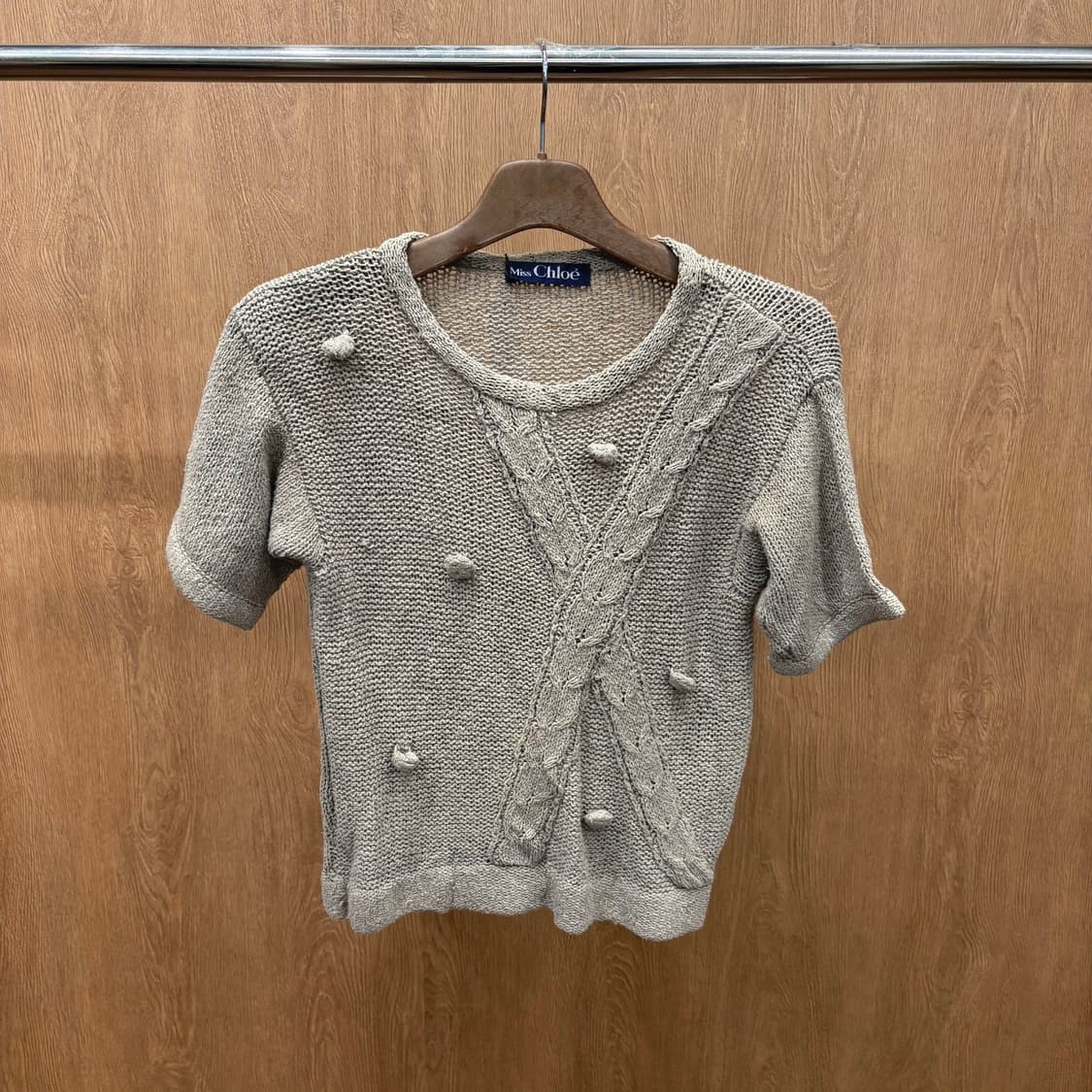 미스 끌로에 라운드넥 반팔 니트 프론트 꽈배기 짜임 디테일 웜 그레이 상품이미지2