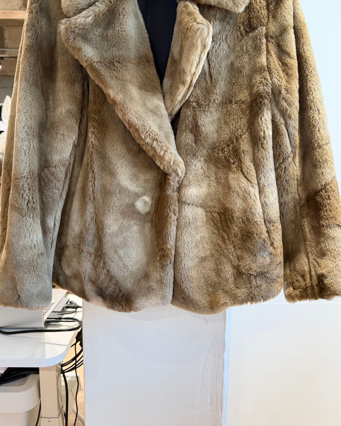 드리스 반 노튼 브라운 페이크 퍼 자켓  상품이미지6