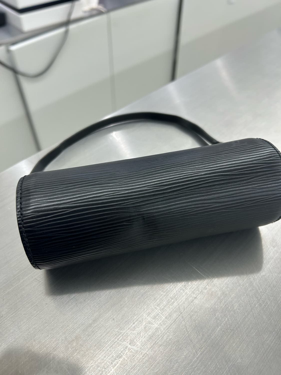 루이비통 에피 블랙 미니 빠삐용 토트백 상품이미지5