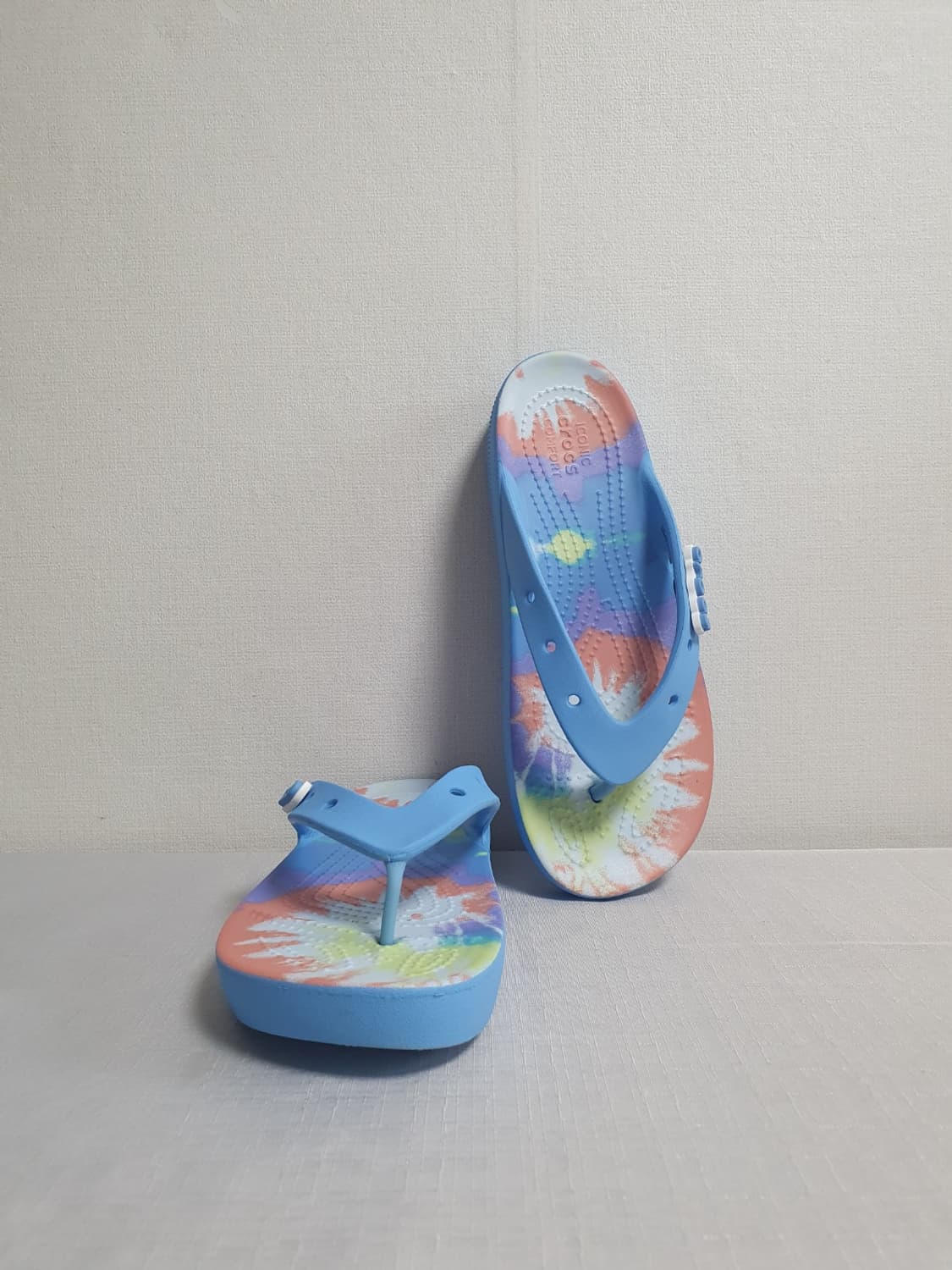 크록스 클래식 플랫폼 쪼리 타이다이 그래픽 플립 240mm 상품이미지1