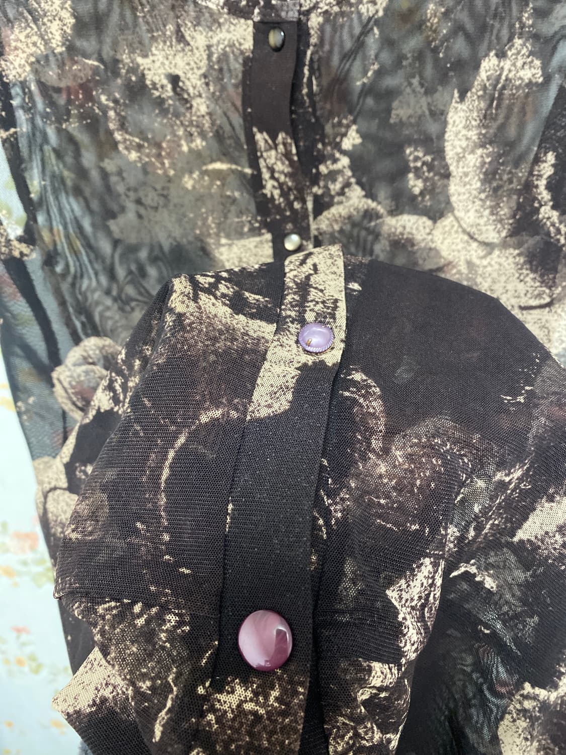 브라운 시스루 스판 플라워패턴 버튼 나시 상품이미지3