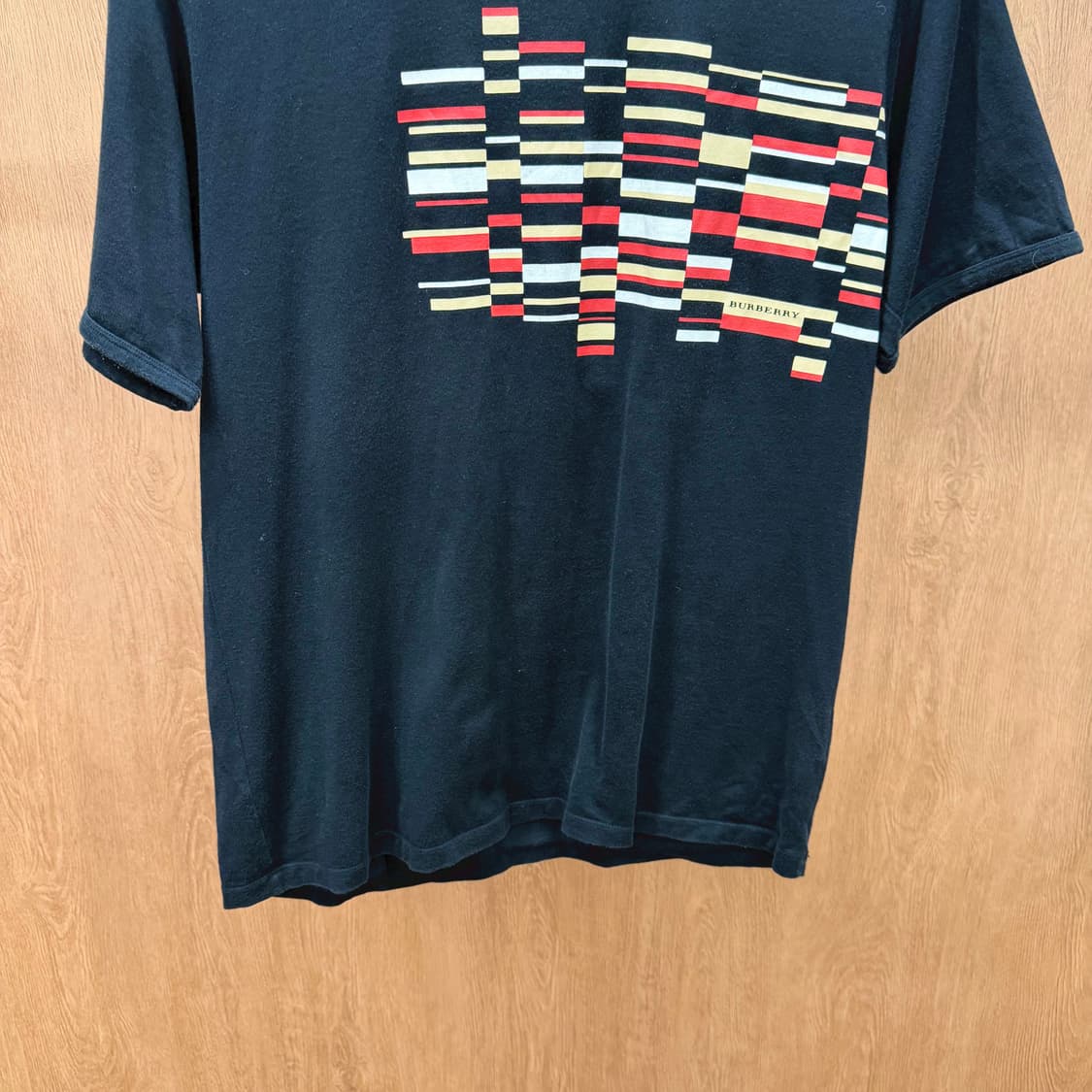 버버리 런던 라운드넥 반팔 티셔츠 멀티 컬러 블록 프린팅 디테일 블랙 상품이미지5