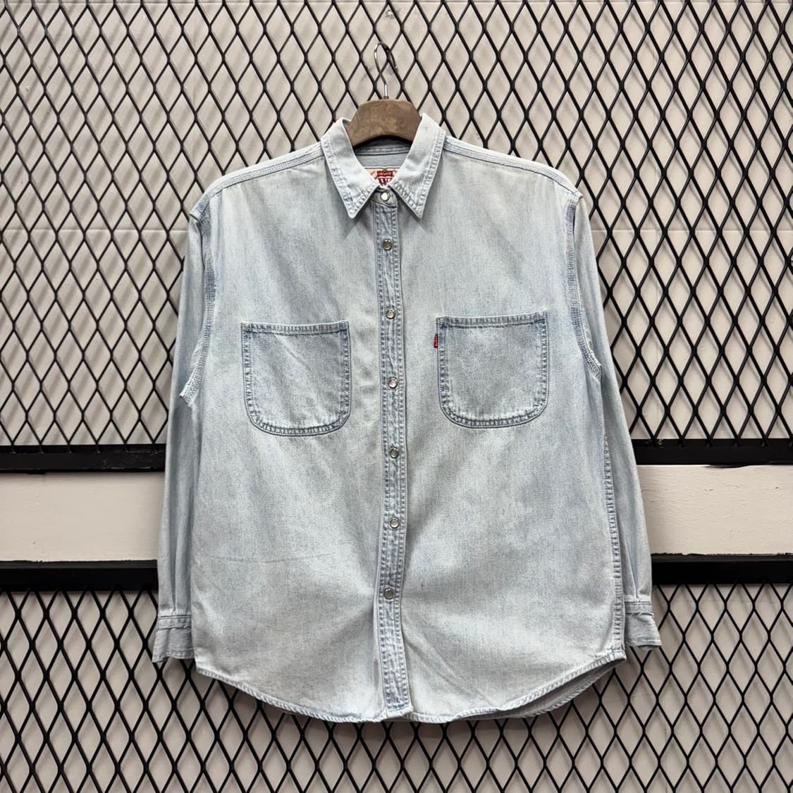 리바이스 포 우먼 데님 셔츠 투포켓 디테일 레귤러핏 연청 상품이미지1