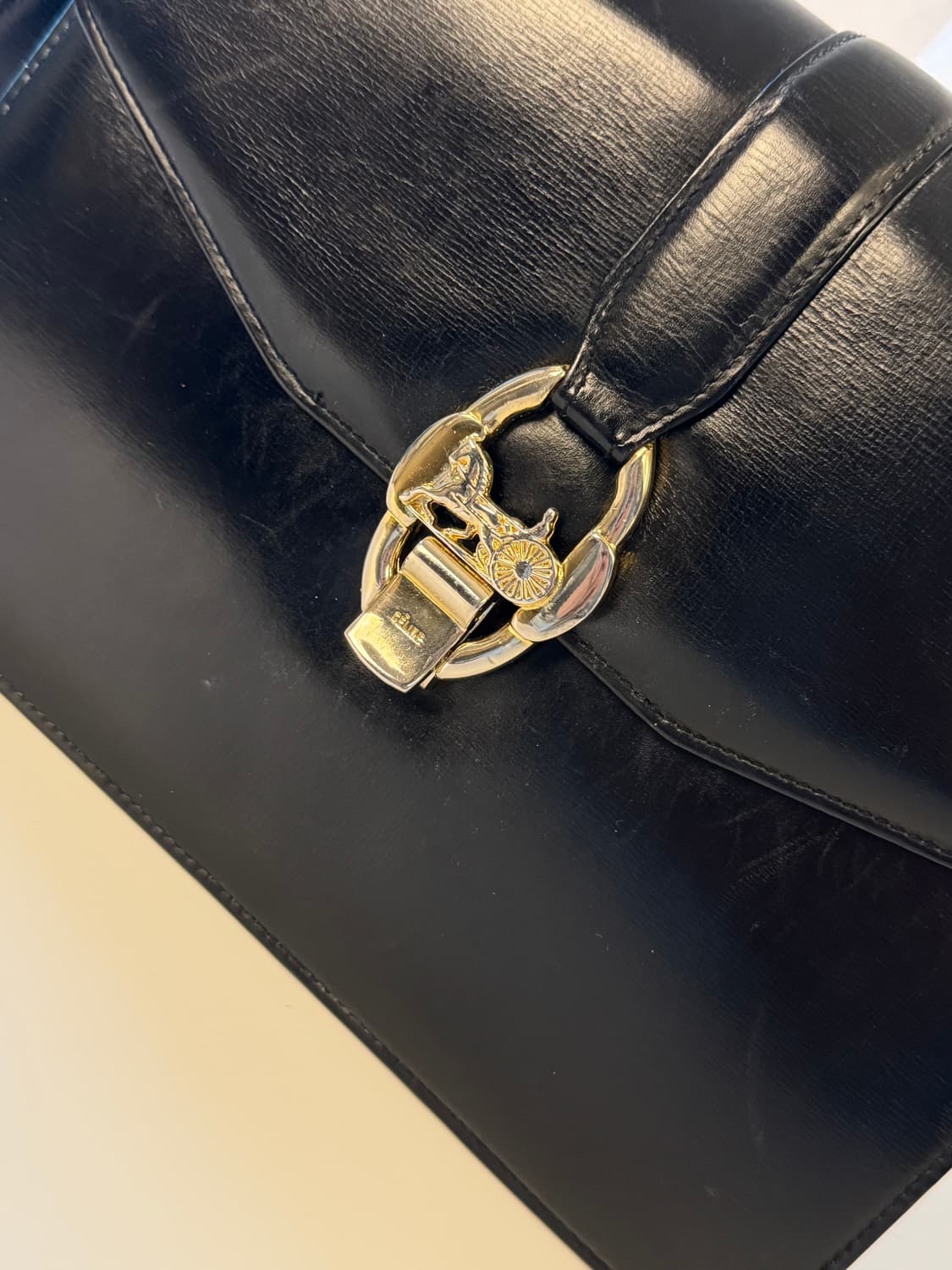 CELINE(셀린느) 금장 락 블랙 레더 숄더백 상품이미지6