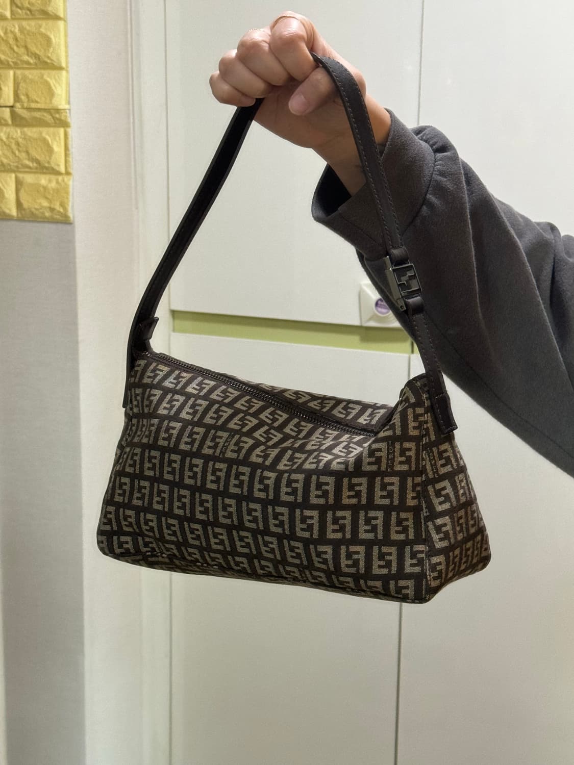 펜디 주카 빈티지 숄더백 상품이미지1