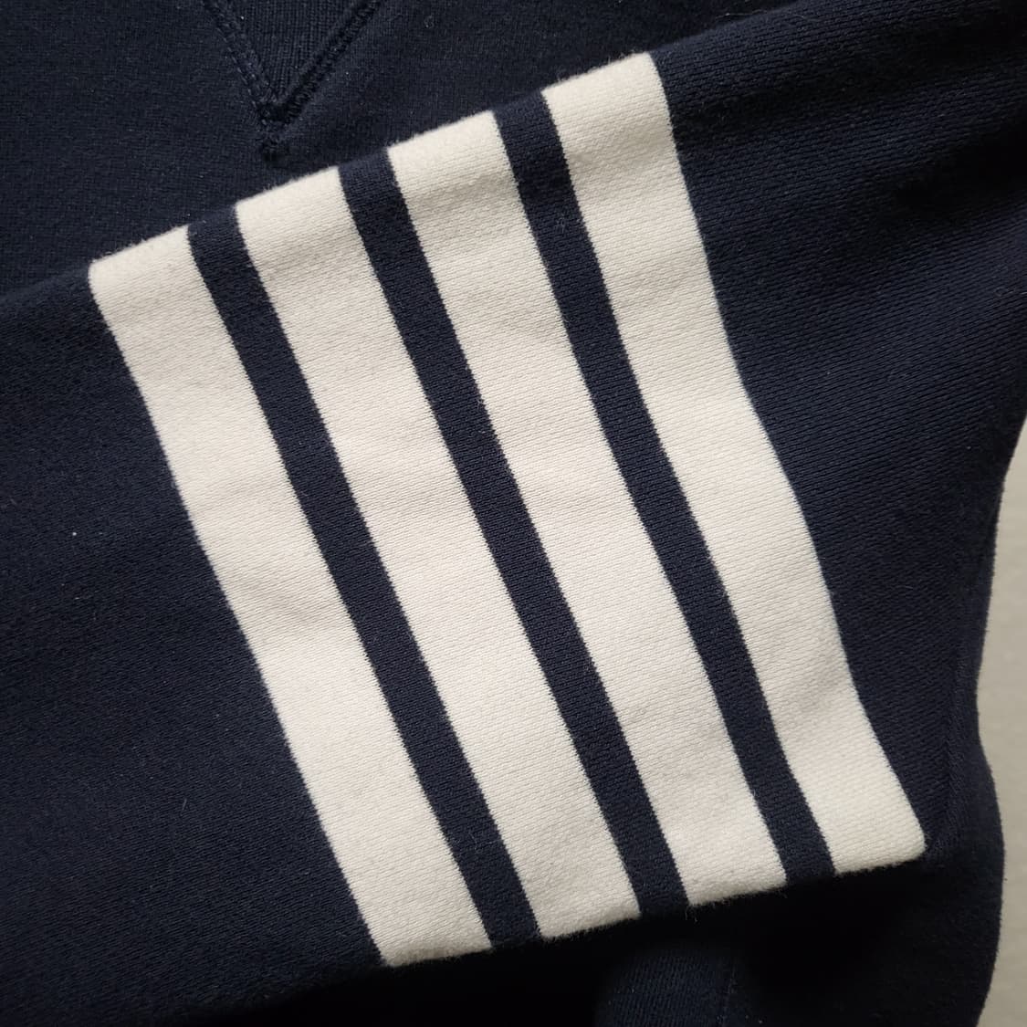 [정품] 2 / 톰브라운 사선완장 맨투맨 상품이미지3