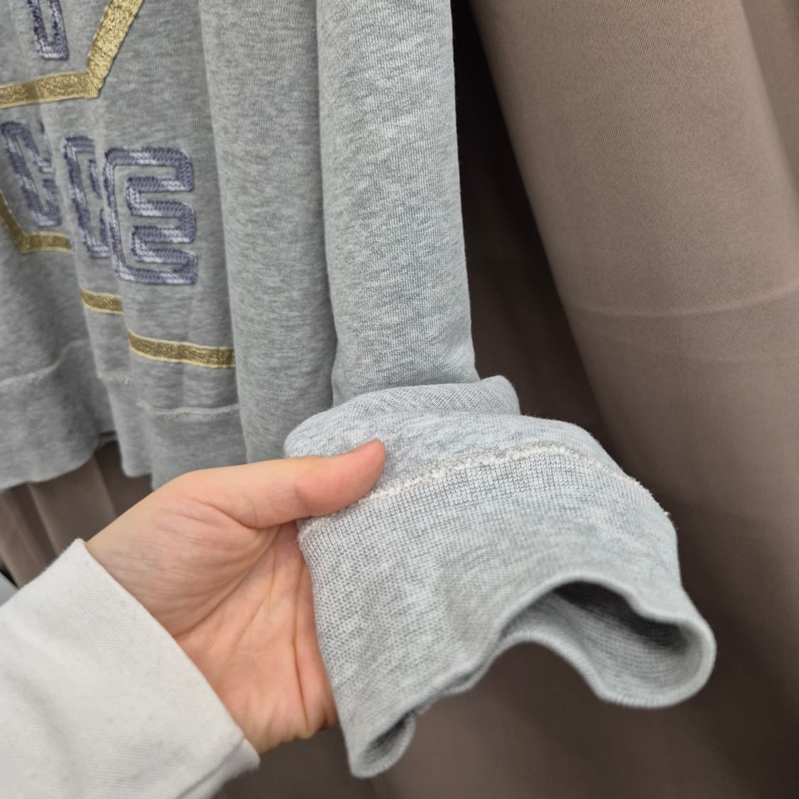 아크네스튜디오 컬리지 패치 맨투맨 M 상품이미지3