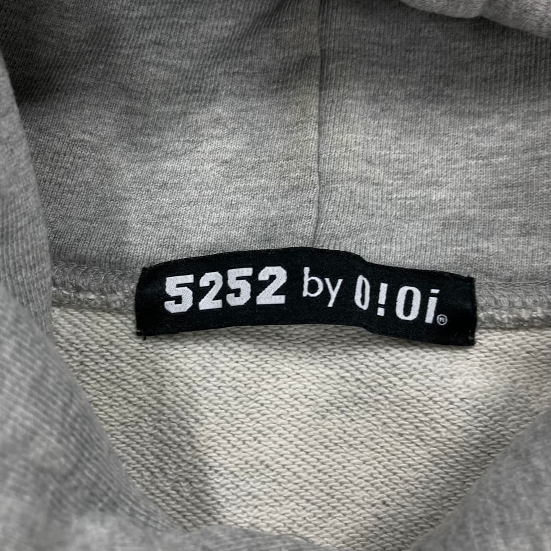 오아이오아이 그레이 컬러 스펠아웃 빅로고 후드티 상품이미지3