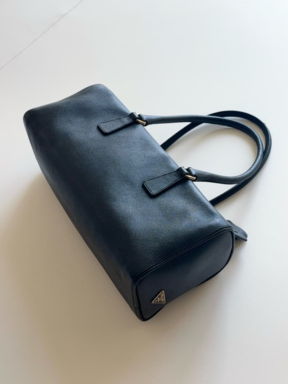 프라다 삼각 로고 가죽 바게트 숄더백 상품이미지1