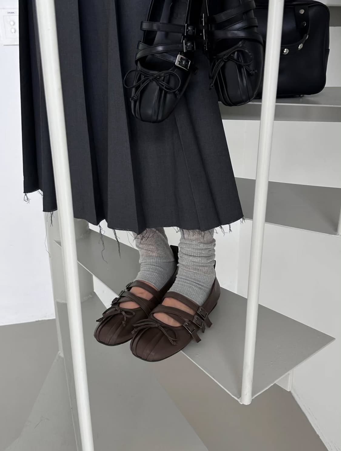 쓰리투에이티 트리플 스트랩 발레리나 플랫 슈즈 브라운 상품이미지2