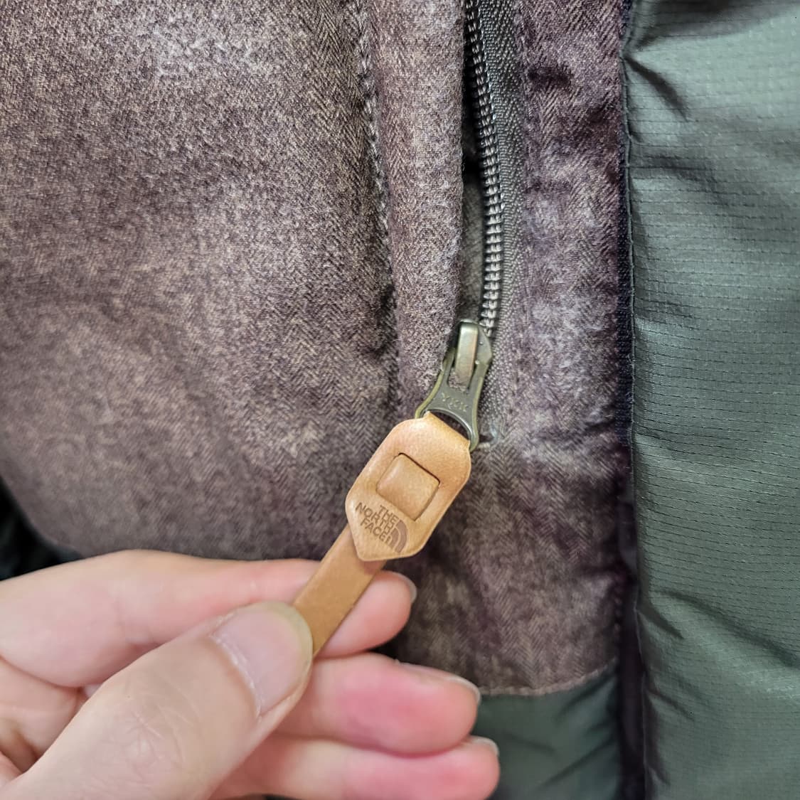 노스페이스 HYVENT 패딩 그린/브라운 배색 상품이미지4