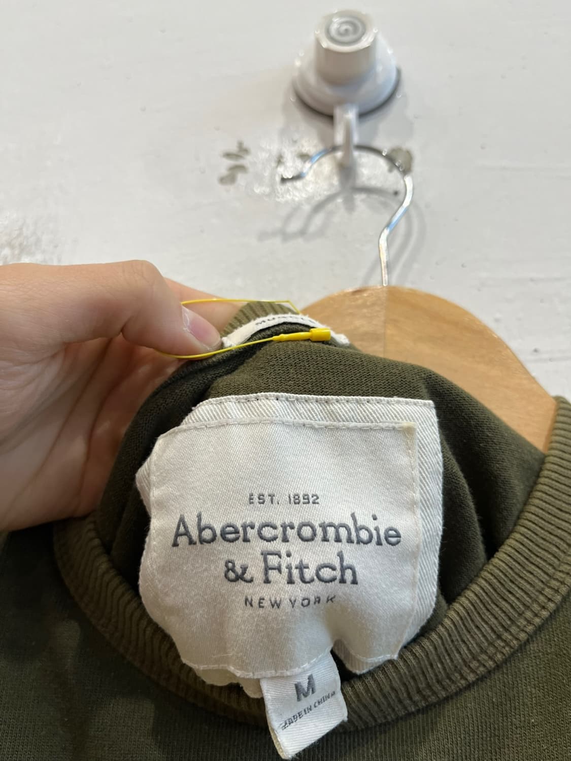 아베크롬비 아플리케 카키 롱슬리브  상품이미지3