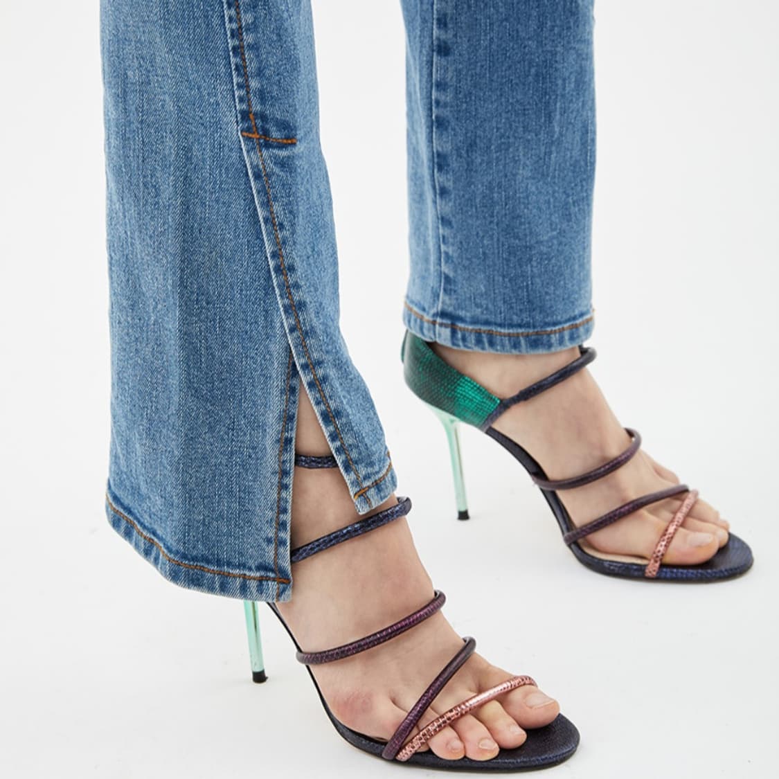 앤더슨벨 언발란스 슬릿 부츠컷 데님 팬츠 상품이미지4