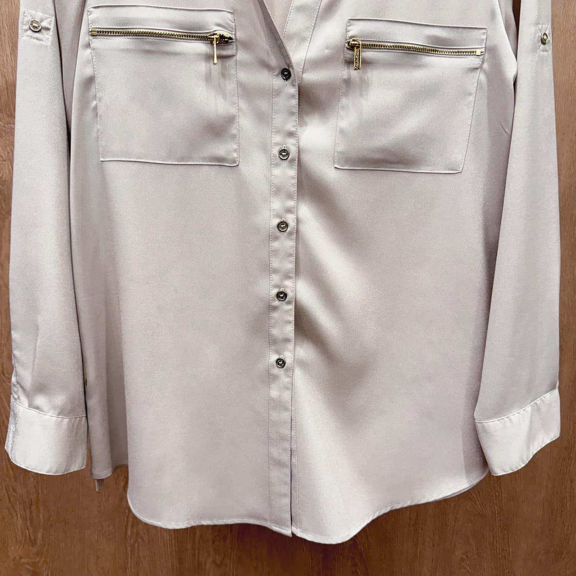 캘빈클라인 노카라 셔츠 블라우스 골드 지퍼 포켓 디테일 베이지 상품이미지5