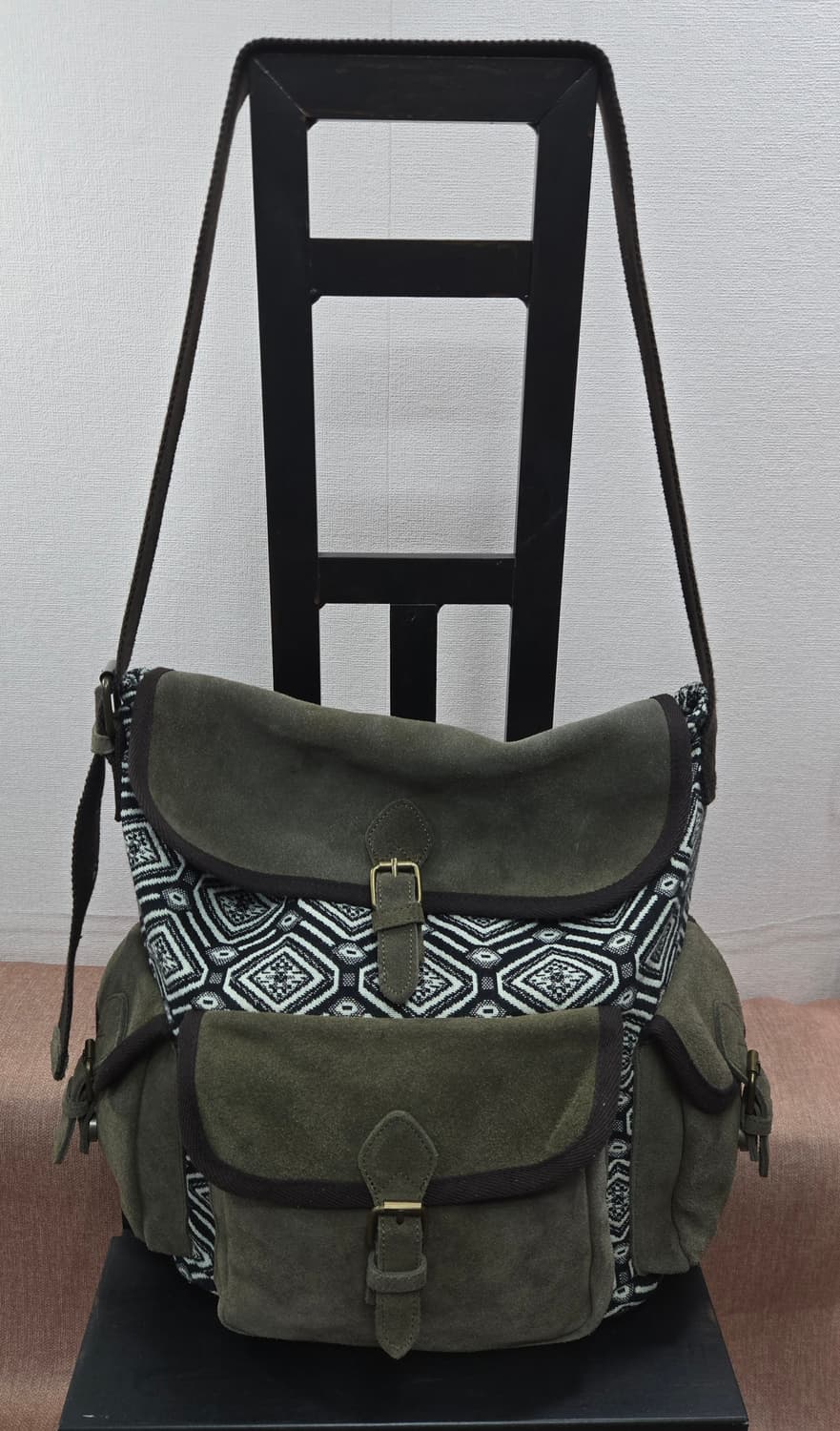 써스데이아일랜드  블랙 앤 화이트 패턴 숄더 크로스백 상품이미지1