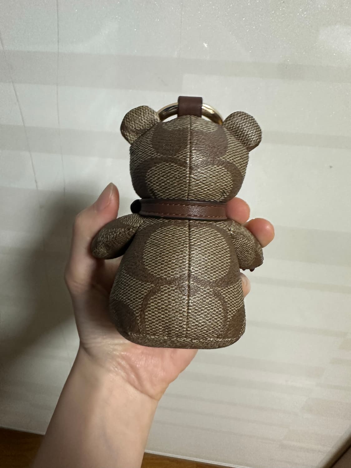 코치 시그니처 백참 브라운 곰돌이 상품이미지6