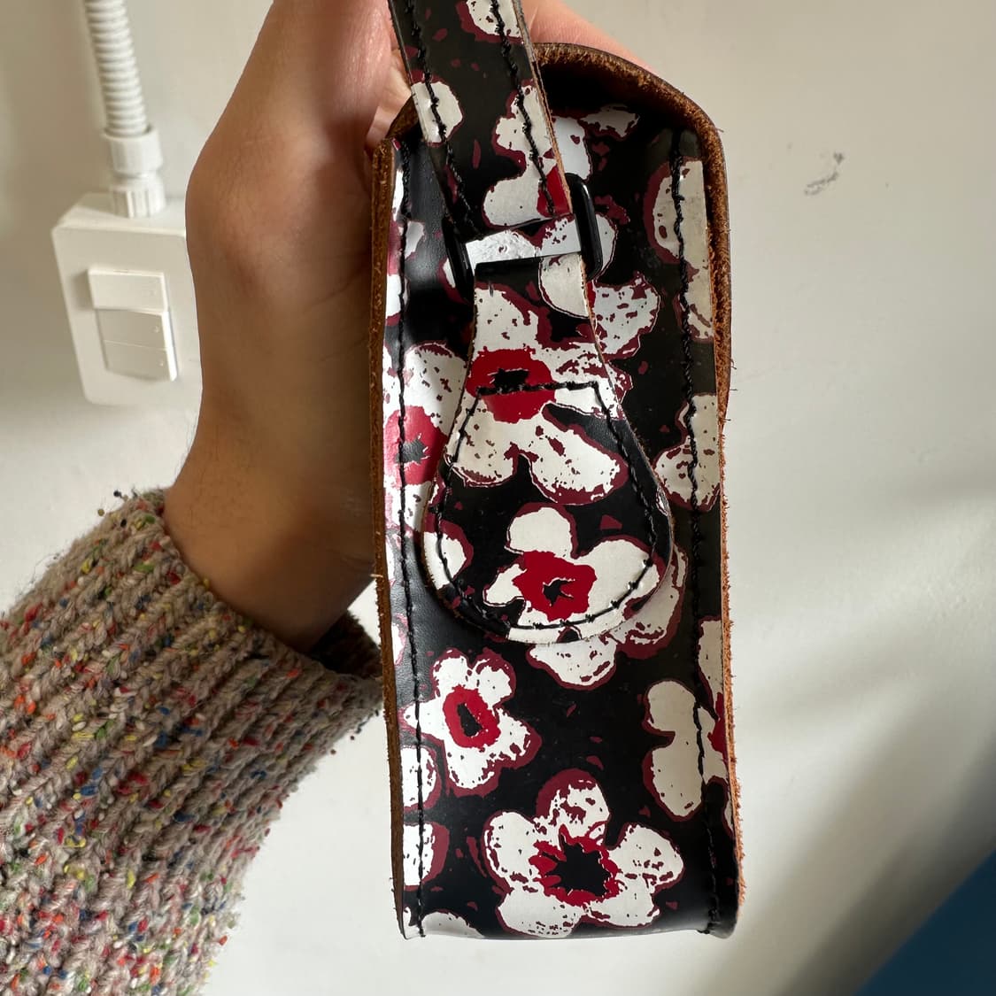 닥터마틴 플라워 프린팅 레더 사첼백 상품이미지4