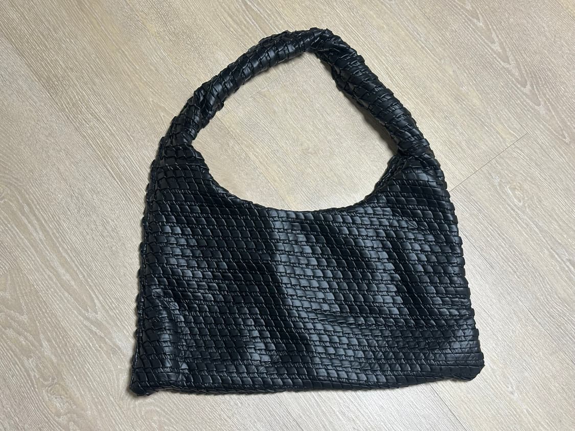 콰니 텍스쳐드 호보백 블랙 상품이미지3