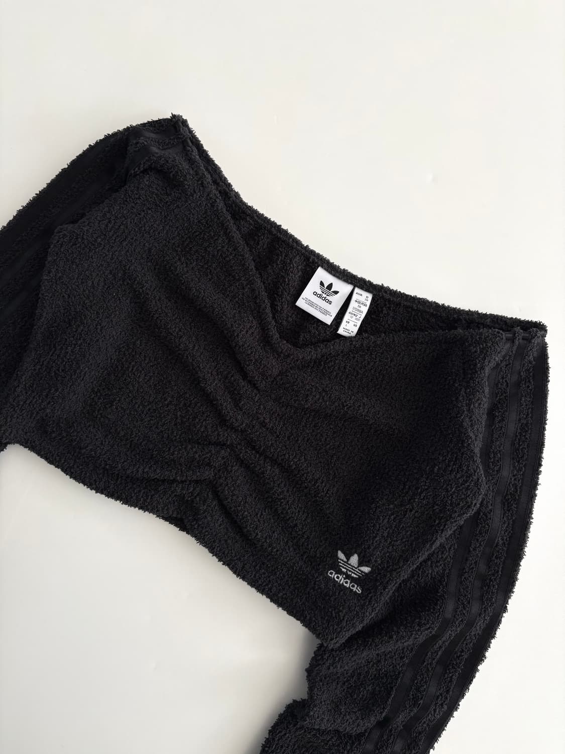 Adidas 아디다스 블랙 컬러 플러피 오프숄더 크롭탑 상품이미지4