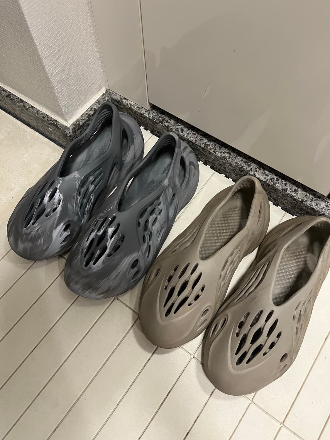 아디다스 이지 폼러너 믹스 그래닛 상품이미지1