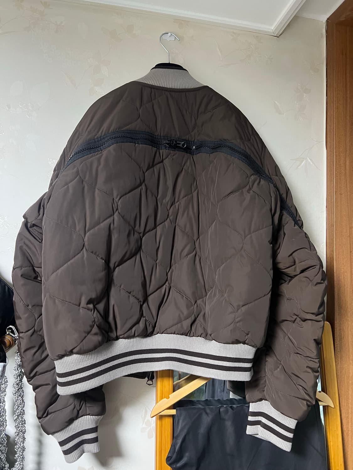 드리스 반 노튼 퀼팅 봄버 자켓 브라운 상품이미지3