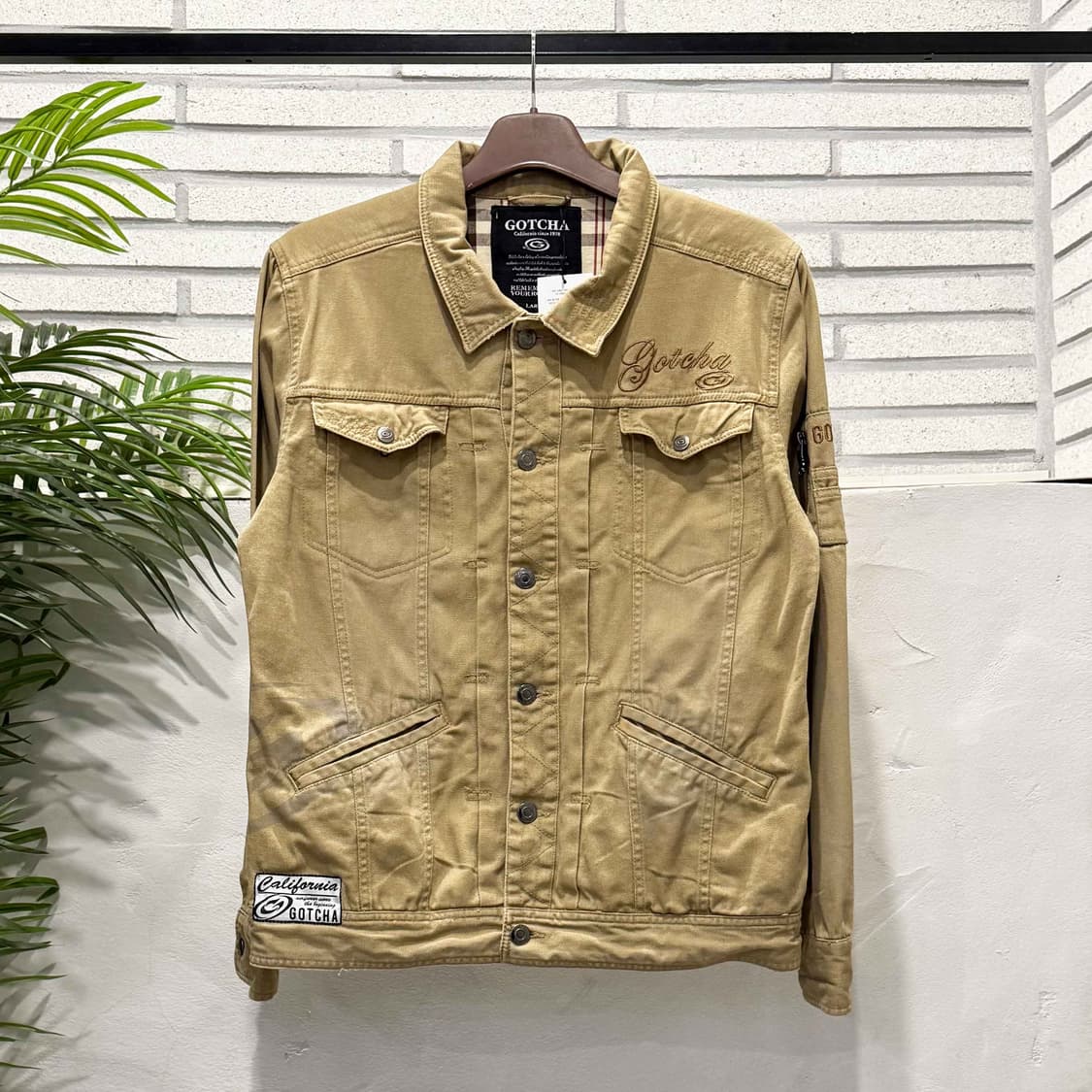 GOTCHA 갓차 Y2K 데님 트러커자켓 레터링 암포켓 디테일 베이지 상품이미지1