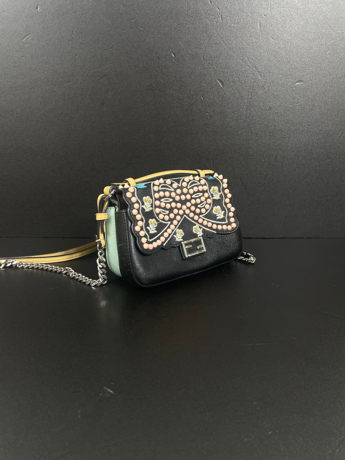 FENDI 펜디 더블 바게트 스터드 보우 마이크로 숄더백 상품이미지2