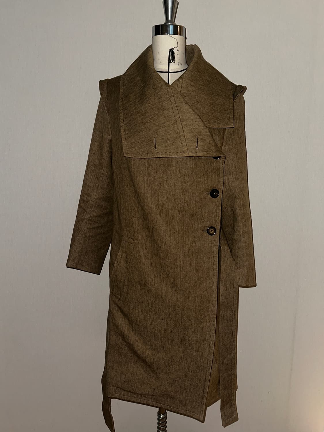 앤드뮐미스터 비대칭 드레이프 랩코트 AW10 쇼피스 상품이미지3