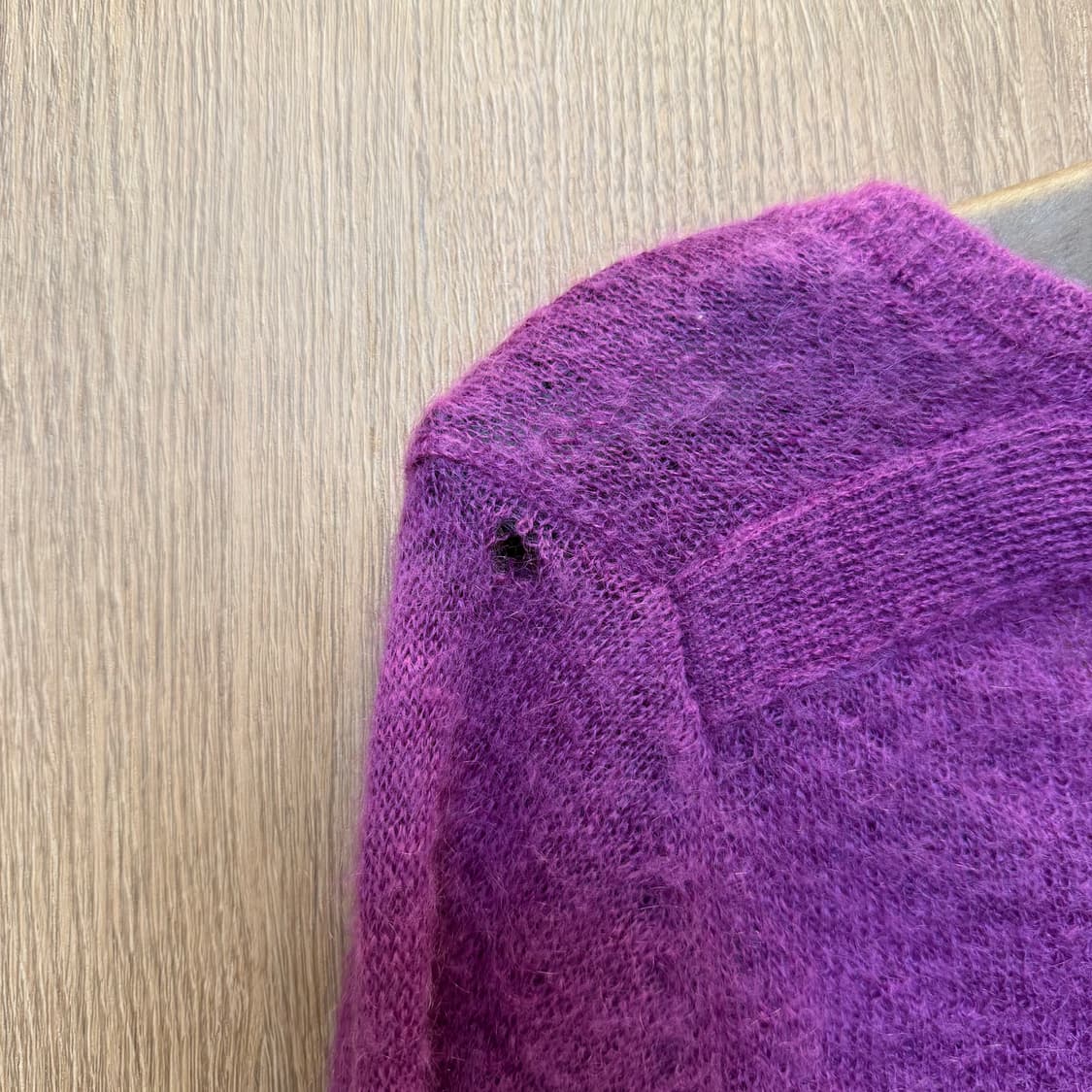 디젤 모헤어 브이넥 니트 로고 레터링 자수 디테일 슬림핏 퍼플 상품이미지10