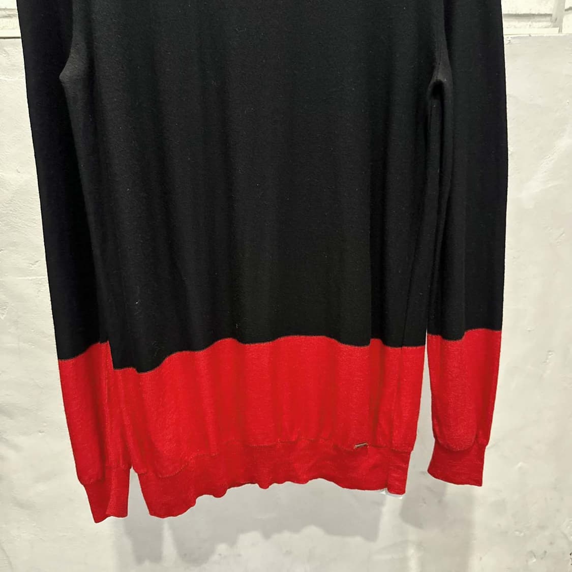 휴고보스 라운드넥 울 니트 배색 밑단 로고 플레이트 디테일 블랙 레드 상품이미지5