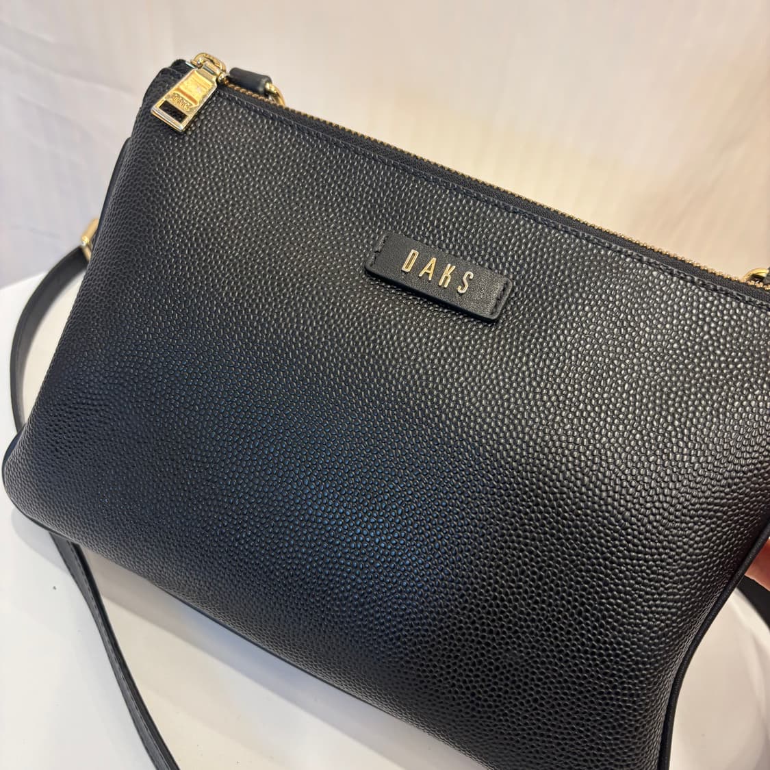 정품 닥스 소가죽 크로스백     상품이미지4