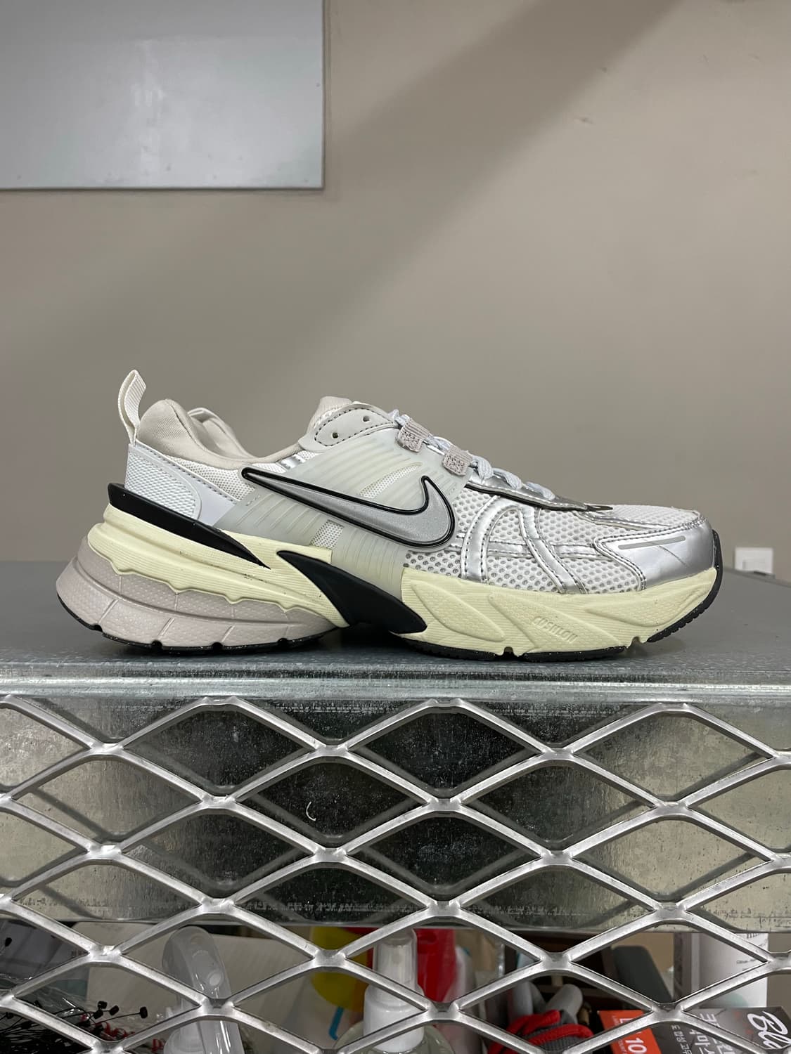 나이키 V2K 런 서밋 화이트 메탈릭 실버 240 상품이미지4