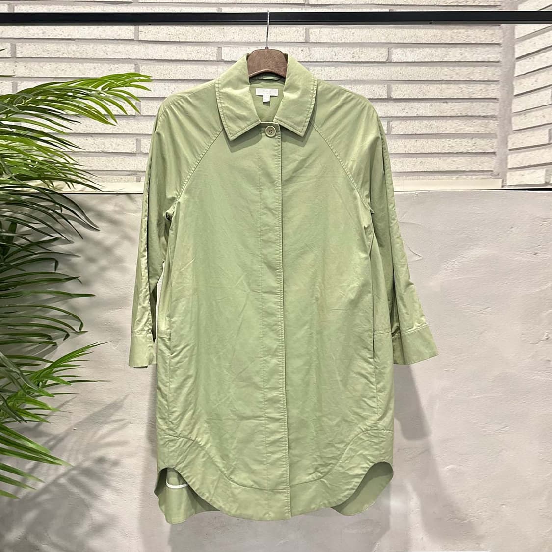 코스 카라넥 트렌치코트 레글런 히든버튼 투포켓 디테일 연그린 상품이미지2