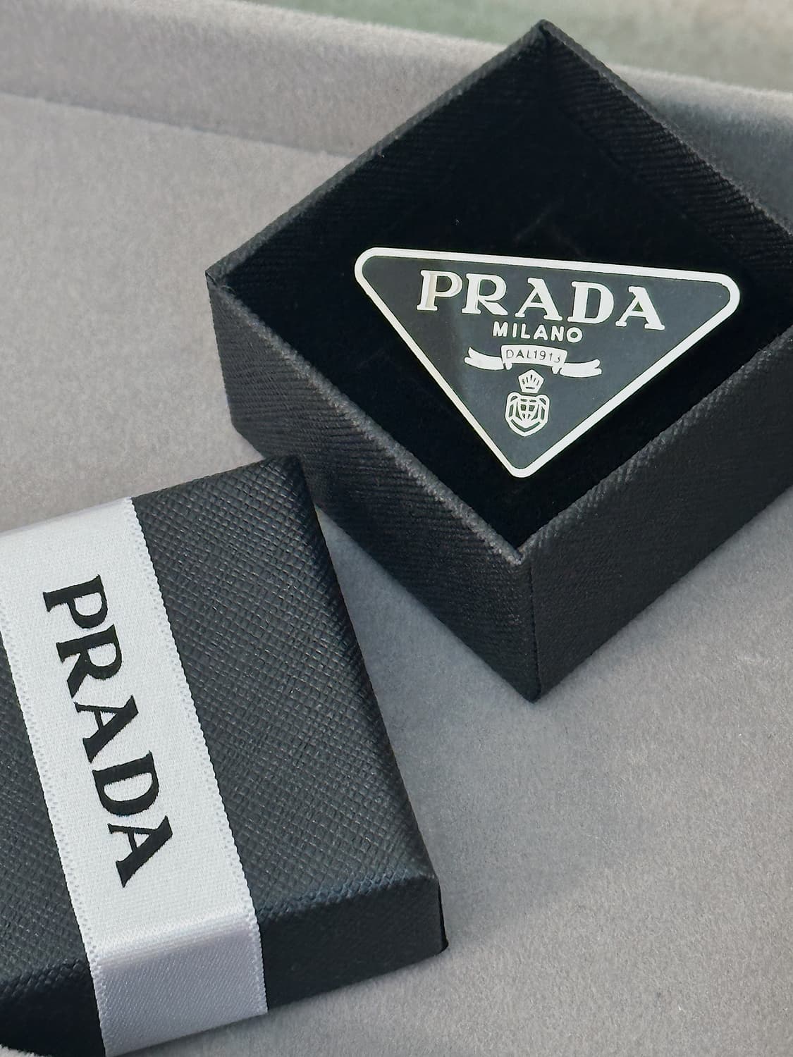 프라다 빈티지 메탈 브로치 상품이미지4