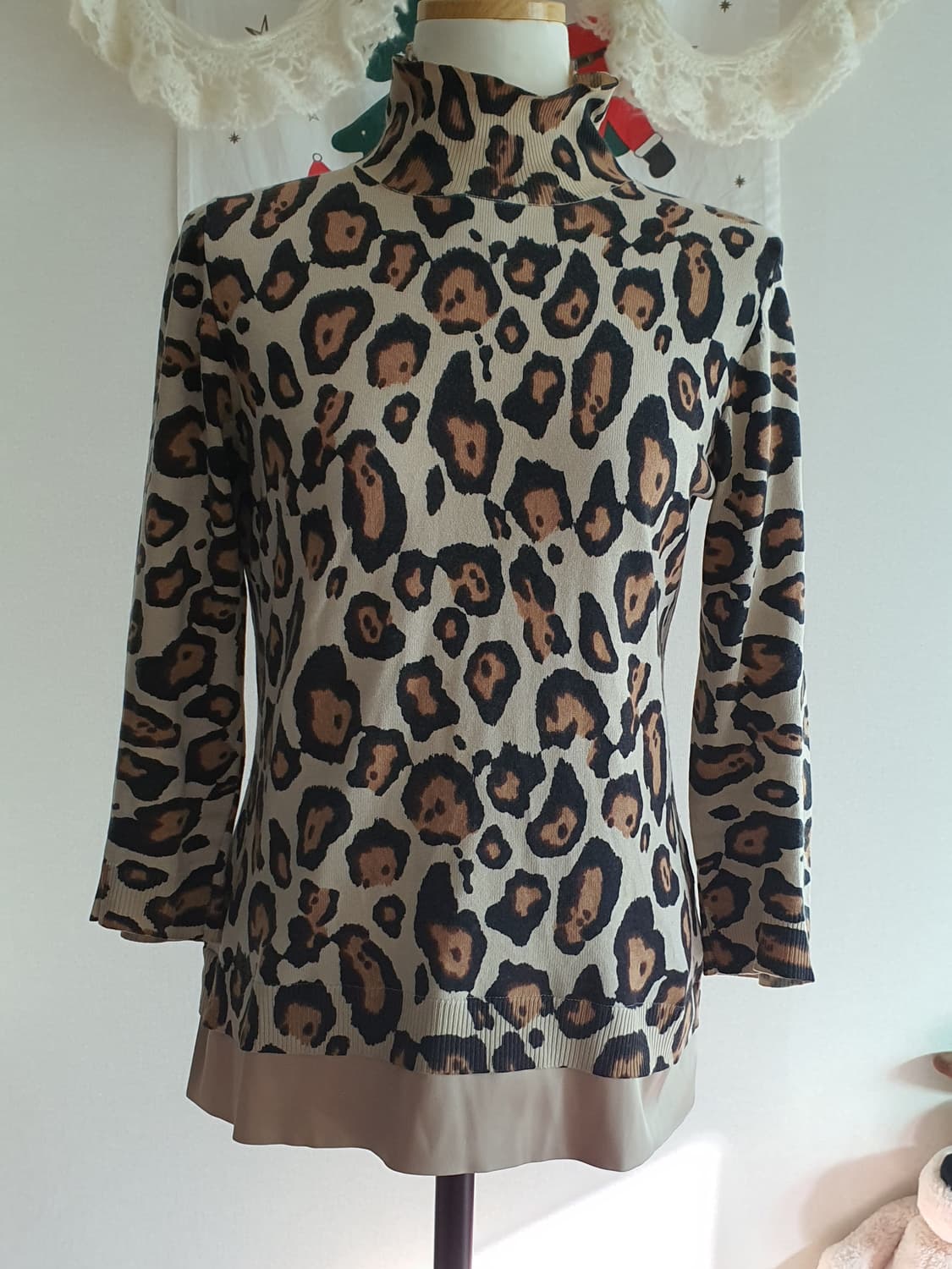 [갸루] 레오파드 패턴 폴라넥 긴팔 티셔츠 캐시미어 상품이미지5
