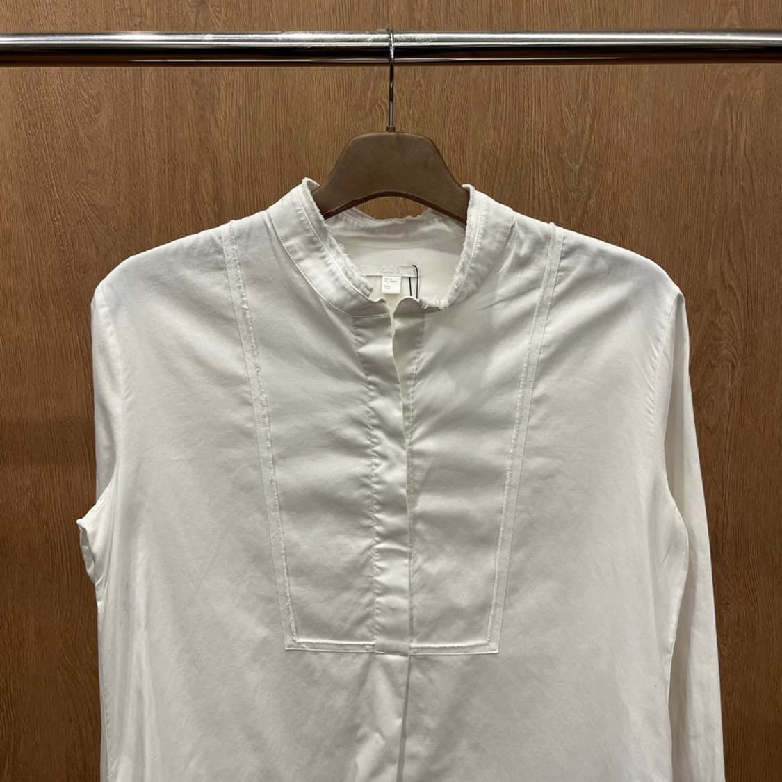 코스 코튼 셔츠 헨리넥 버튼 클로징 스퀘어 라인 절개 디테일 화이트 상품이미지4