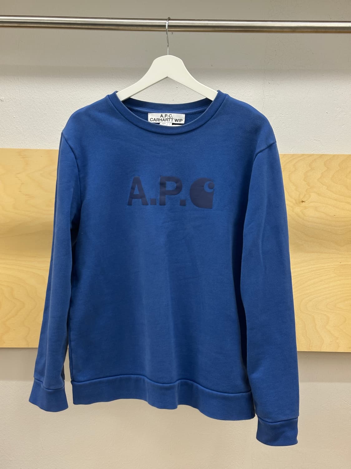 [L] 아페쎄 X 칼하트 로고 맨투맨 블루 상품이미지1