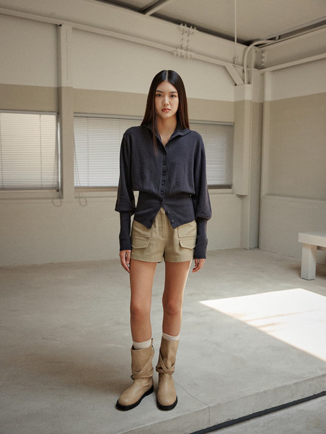 아우로 PUFF BUTTON CARDIGAN 차콜 상품이미지3