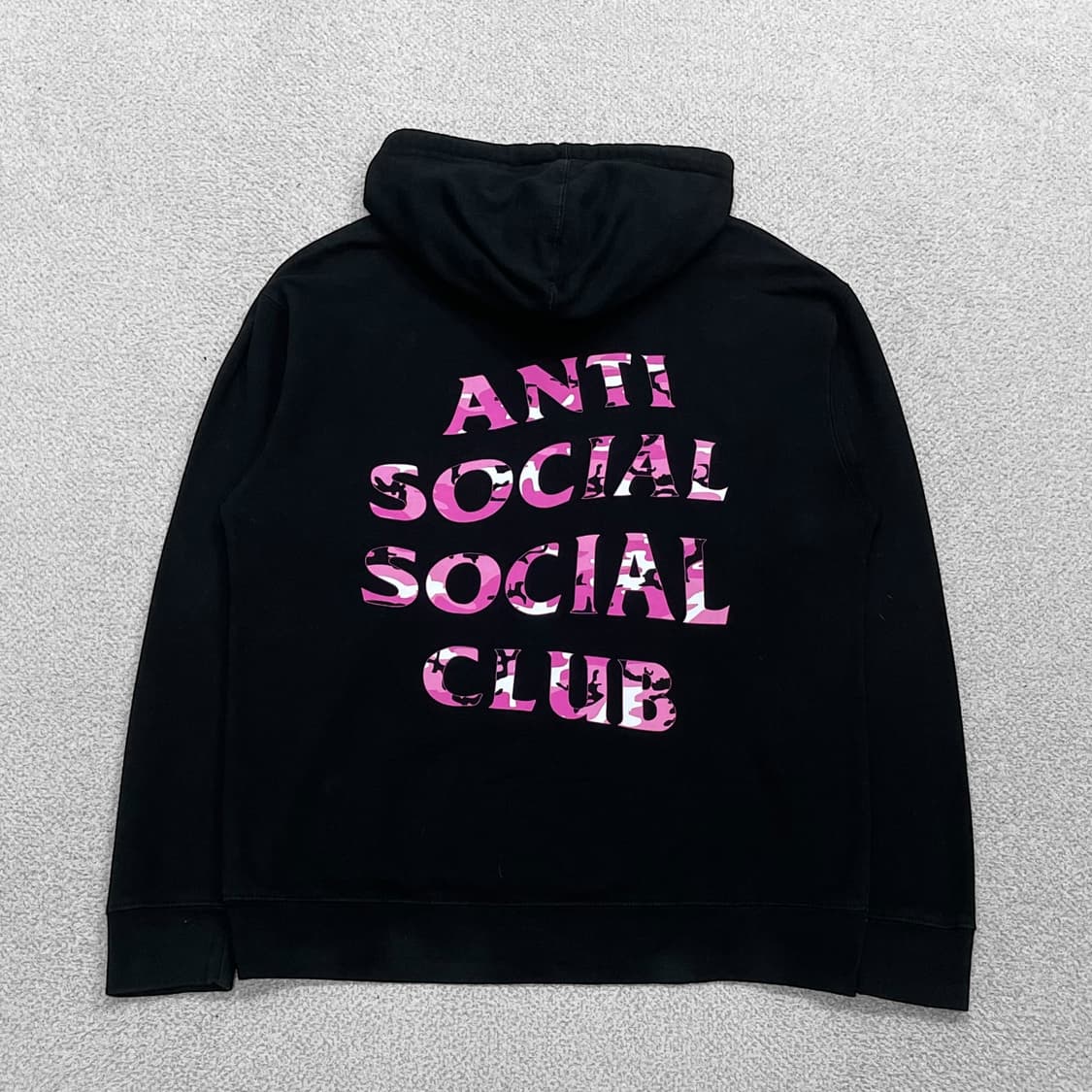 안티소셜소셜클럽 핑크 카모 후드티 블랙 상품이미지1