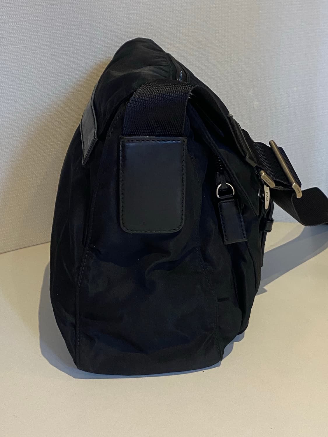 프라다 나일론 원버클 크로스백 상품이미지6