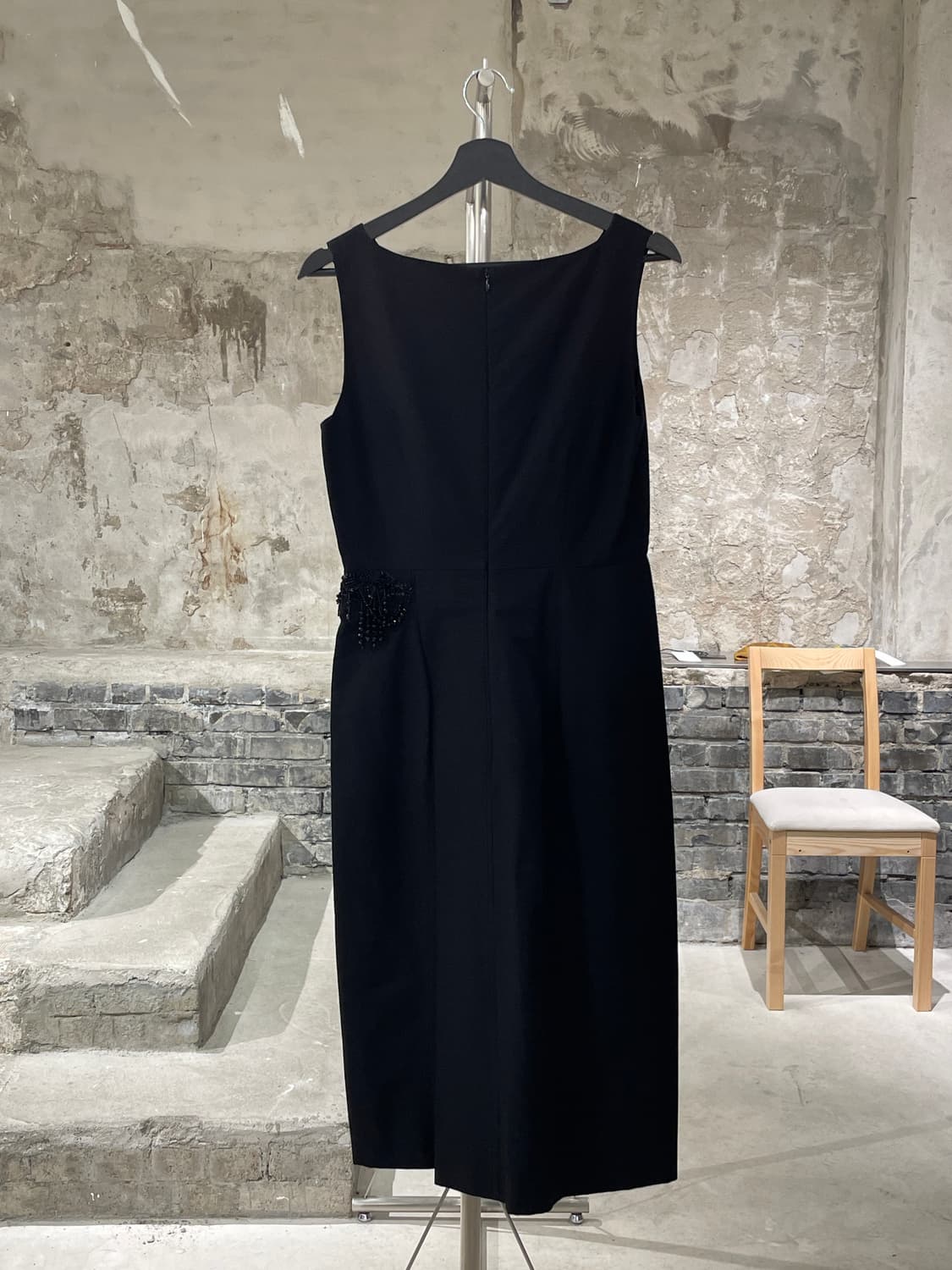 드리스 반 노튼 블랙 비즈 핀턱 슬리브리스 롱 원피스 상품이미지6