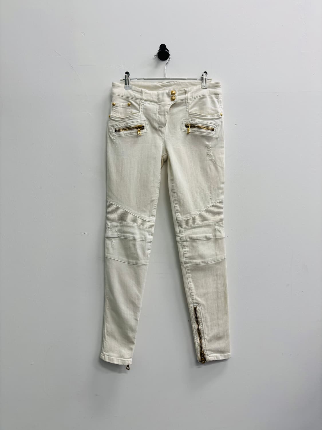 발망(BALMAIN) 금장 디테일 화이트 바이커 데님 팬츠 상품이미지2