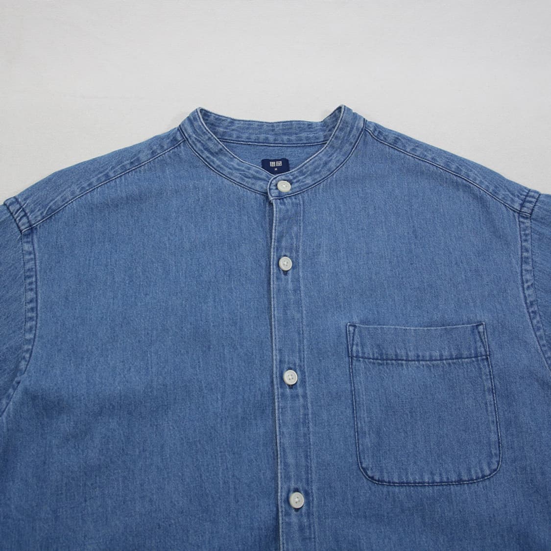 (착용컷) 유니클로 헨리넥 데님 셔츠 (남성용 100) 상품이미지4