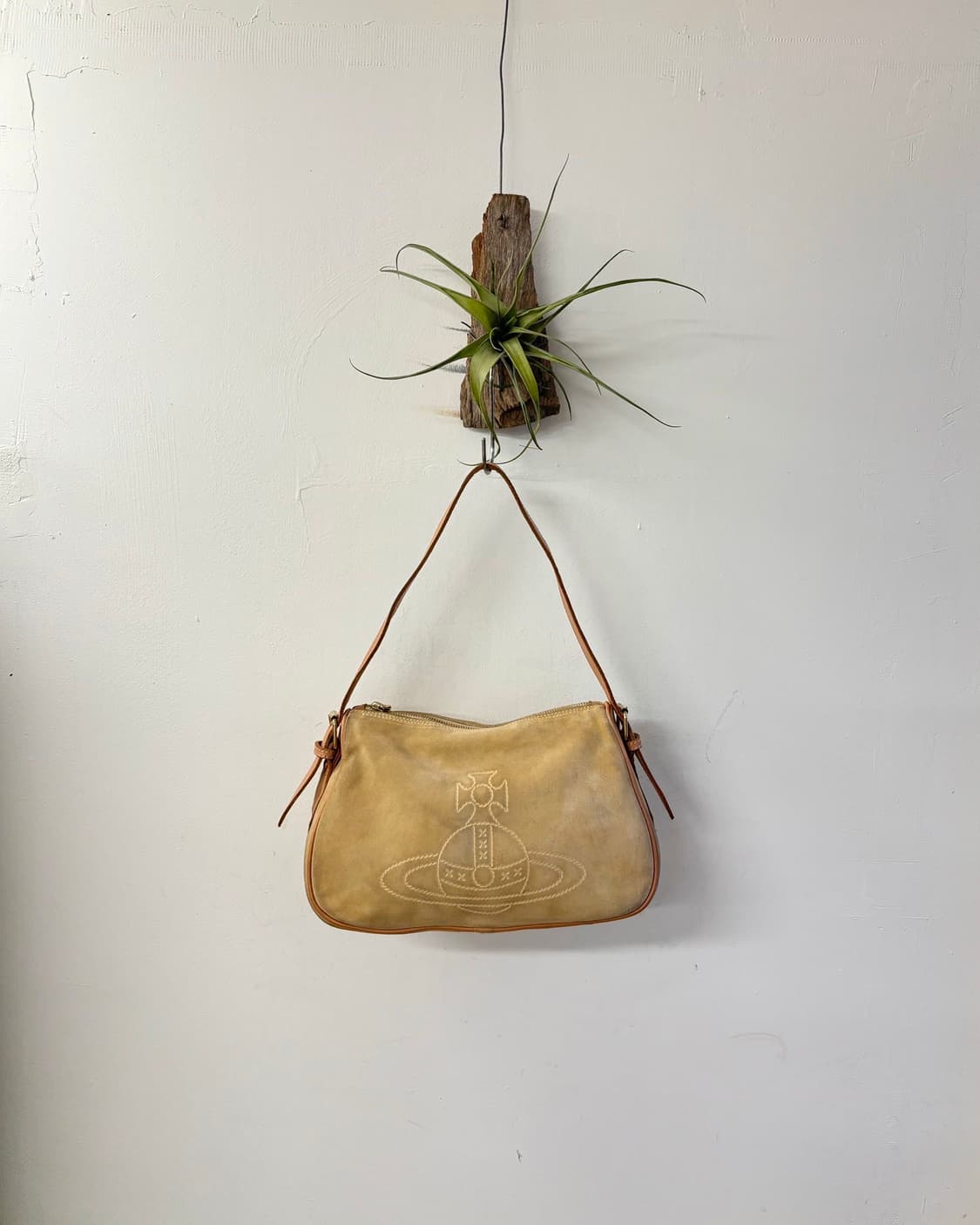 비비안 웨스트우드 베이지 스웨이드 숄더백 상품이미지1