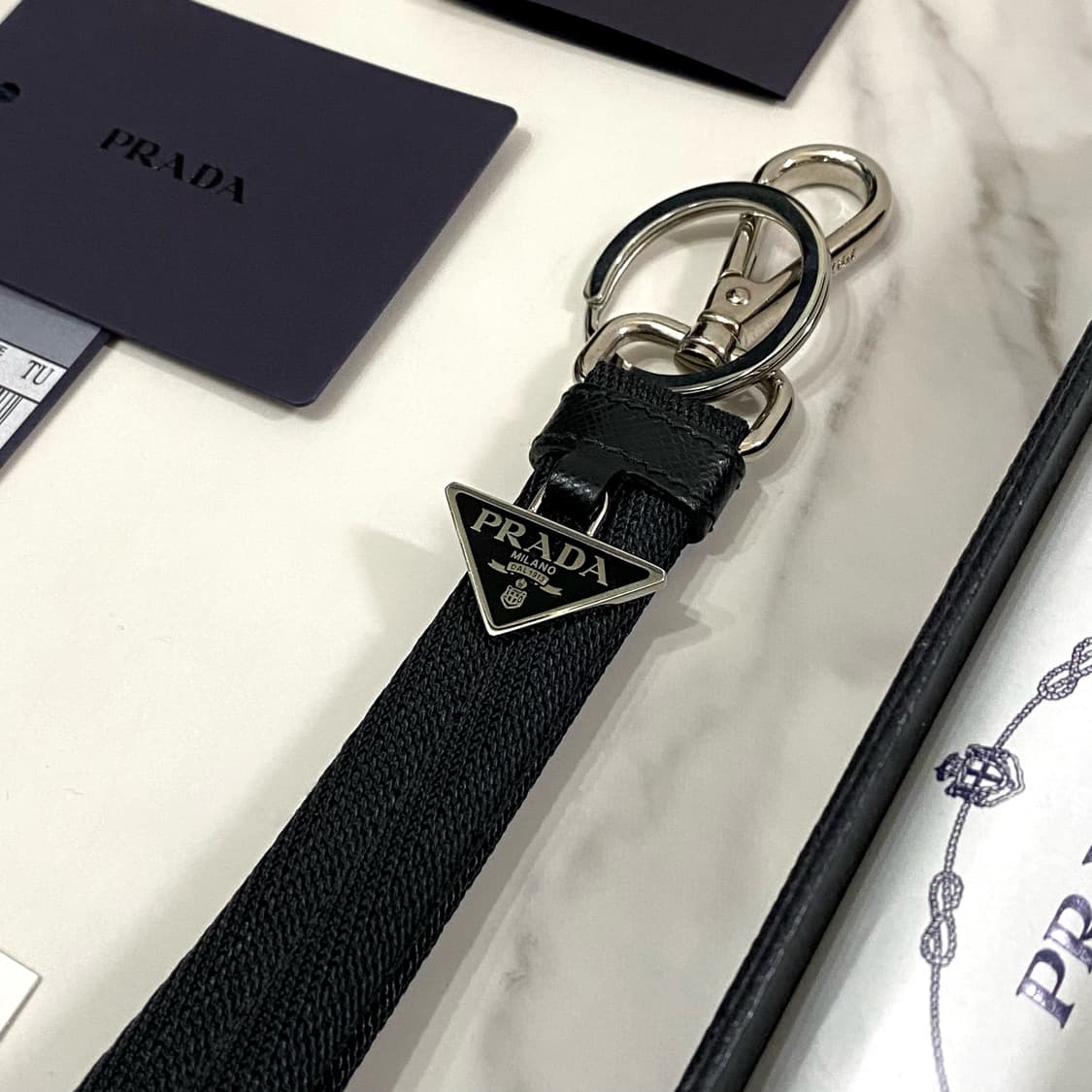 새상품급 프라다 우븐 트라이앵글 로고 키체인 남성 키링 블랙 2PT011 상품이미지2
