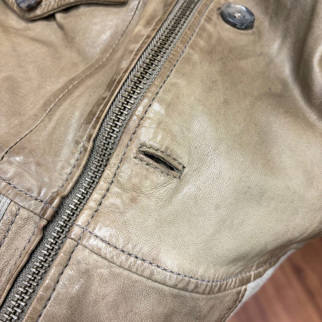 돌체앤가바나 레더 밀리터리 자켓 워싱 텍스처 어깨 견장 디테일 베이지 상품이미지8