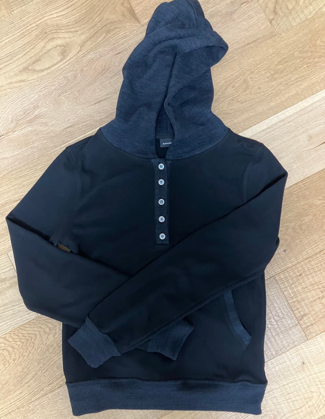 아캄 Contrast Logo Button Hoodie 후드 블랙  상품이미지2