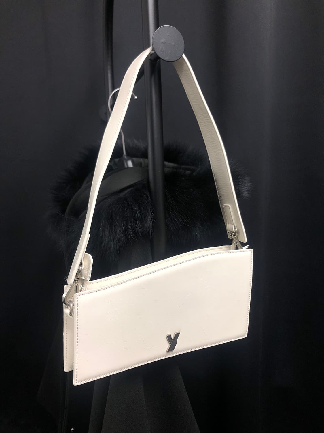 Yuse 유즈 웨이브 라인 소가죽 숄더백 아이보리 상품이미지2