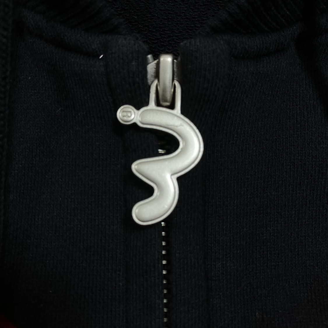 에비수 로고 라인 블랙 후드 집업 상품이미지2