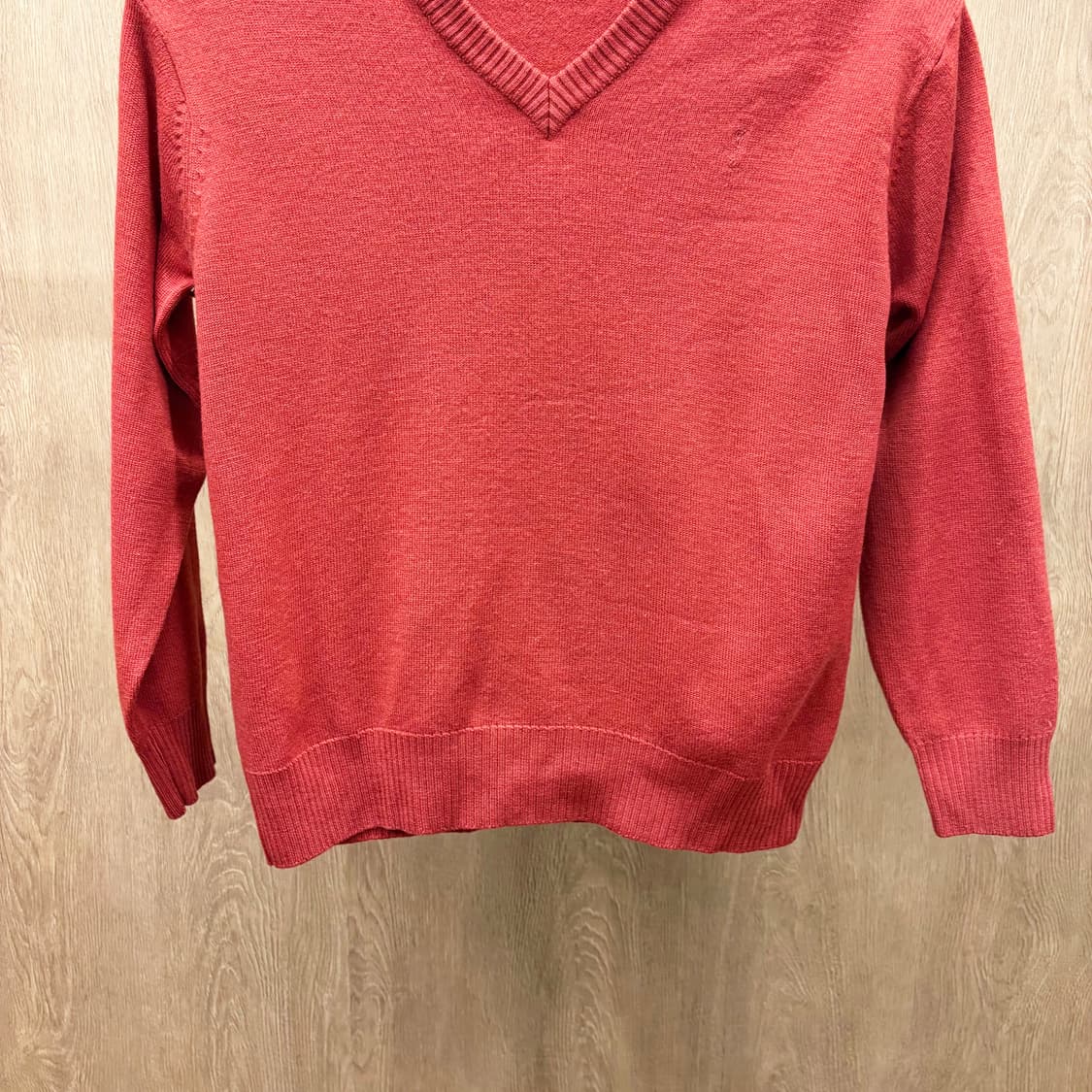 입생로랑 브이넥 긴팔 니트 미니멀 로고 자수 리브 짜임 디테일 레드 상품이미지5